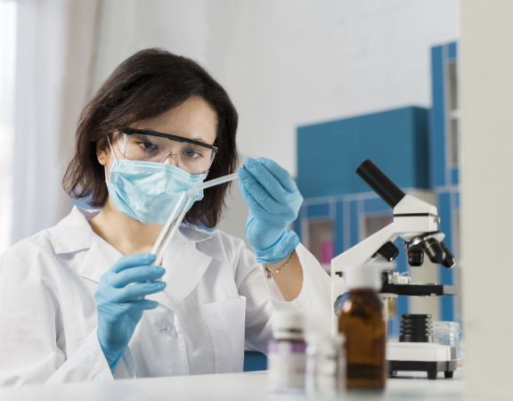 Técnico Experto en Análisis de Muestras en el Laboratorio de Microbiología  